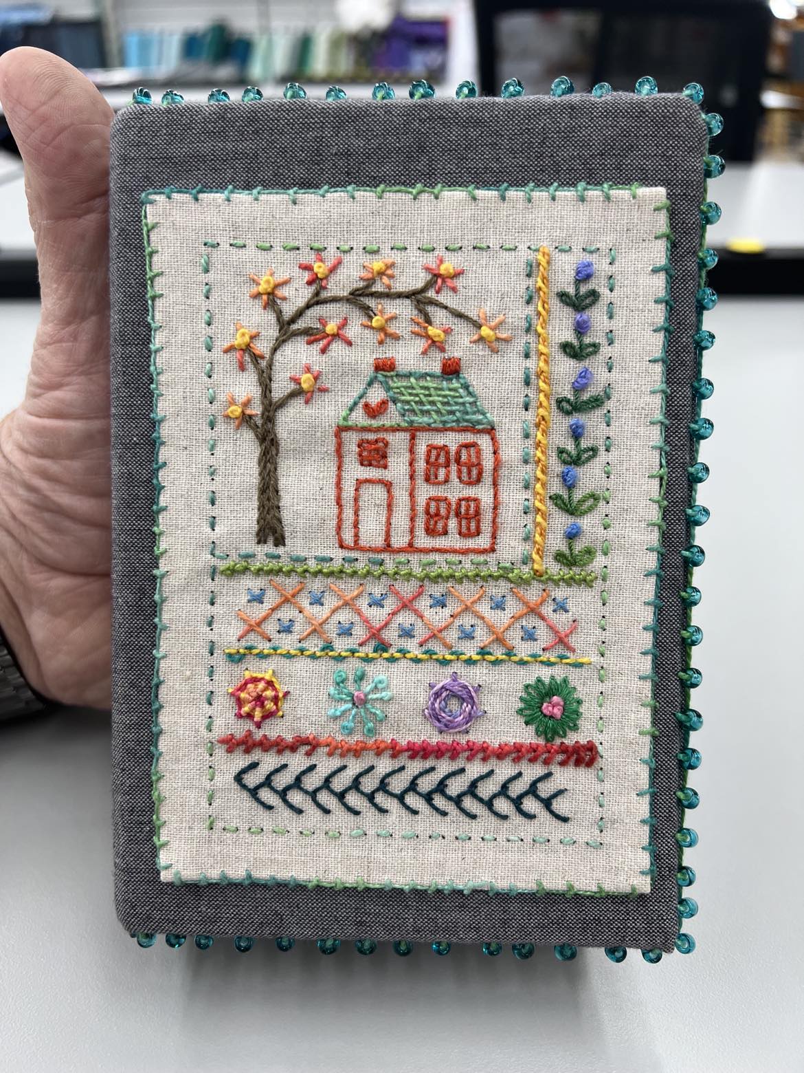 Embroider a half stitch kit - Hand embroidery tutorial 
